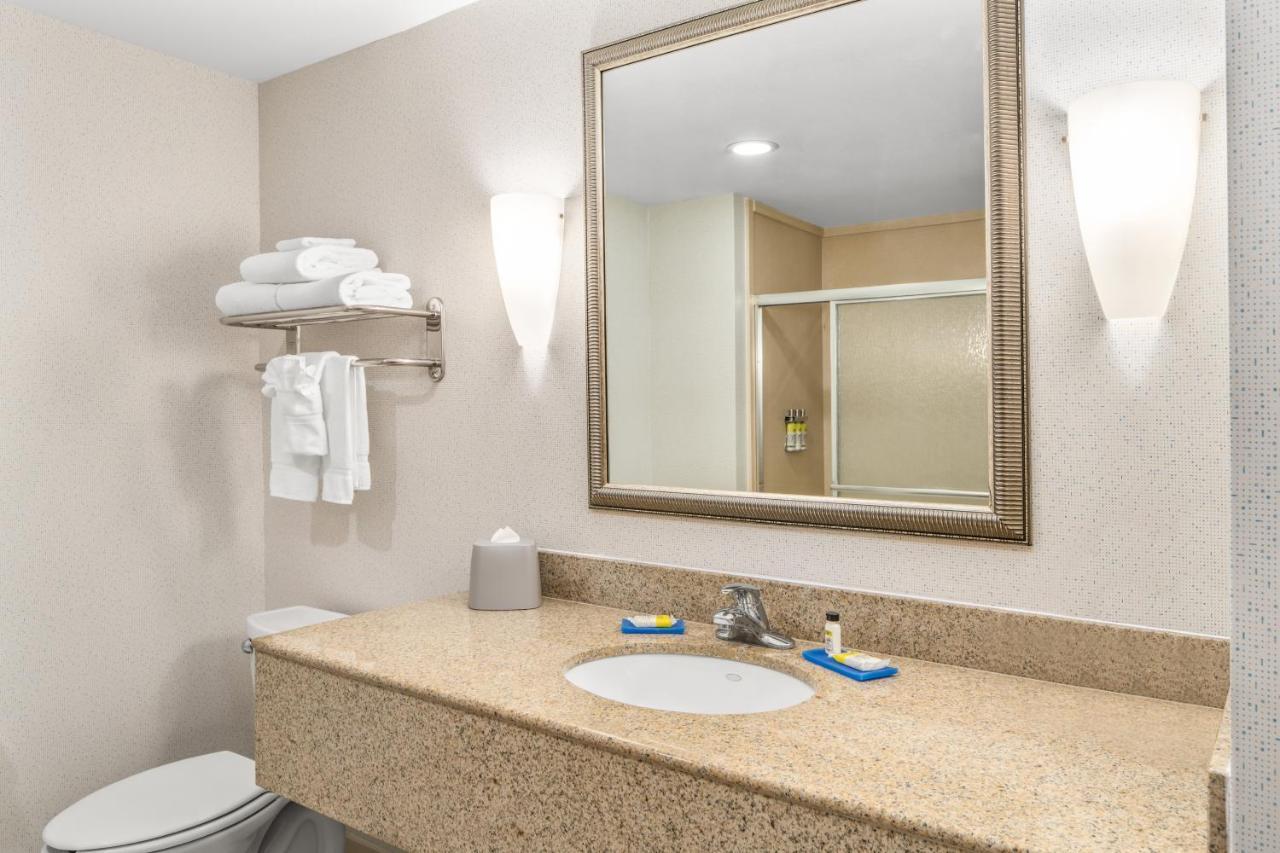 Holiday Inn Express & Suites Wilmington-Newark By Ihg Экстерьер фото